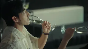 男主喝酒时目光并未看向女主