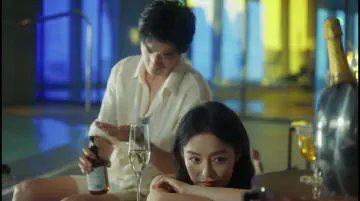 女主眼神时不时瞄向泳池对面