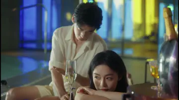 女主眼神时不时瞄向泳池对面