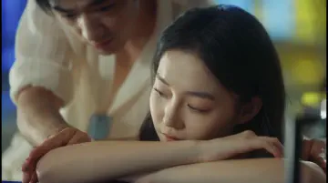 女主眼神时不时瞄向泳池对面