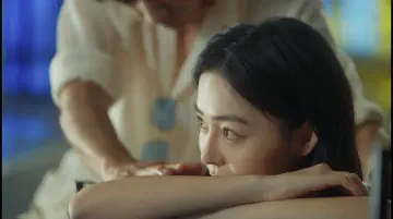 女主眼神时不时瞄向泳池对面