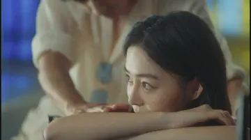 女主眼神时不时瞄向泳池对面