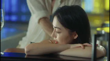 女主眼神时不时瞄向泳池对面