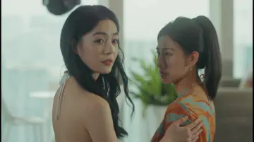 女主望向男主离开的方向