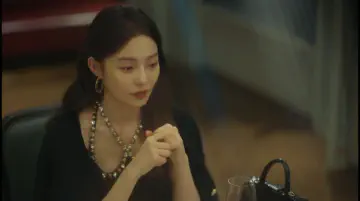 女主若有所思，表情略带愧疚