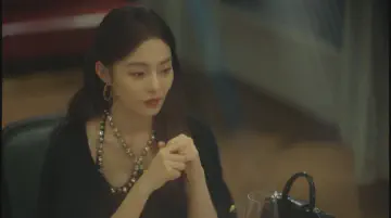女主若有所思，表情略带愧疚