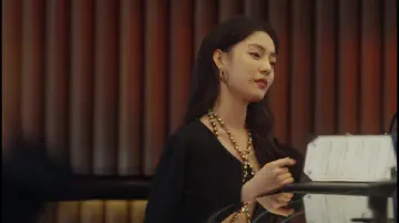 陈欣如气得把酒单合上了