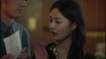 意识到吴宇伦拿出来的是之前在餐厅签下的欠条，略显尴尬，试图阻止