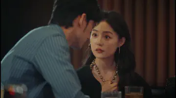 惊讶地望向男主