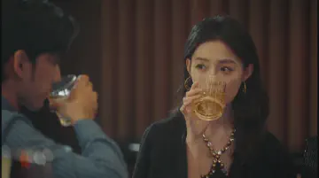 两人碰杯