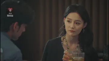 两人碰杯