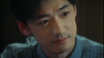 男主眼睛睁大，表示自己对这个问题是认真的