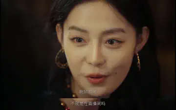 明知故问，不就是在直播间吗？