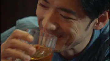 男主苦笑，喝酒