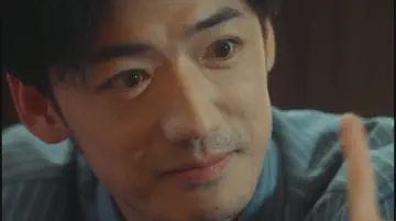 自嘲地笑
