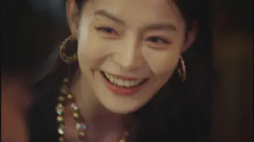 女主得意地笑