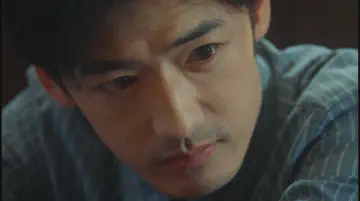 两人对视几秒