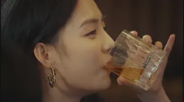 女主继续喝酒
