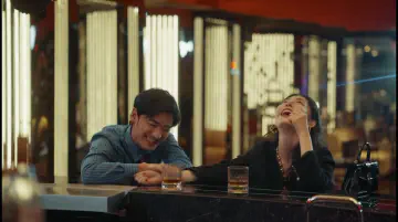 释怀地笑，一边拍拍陈欣如光洁的手腕