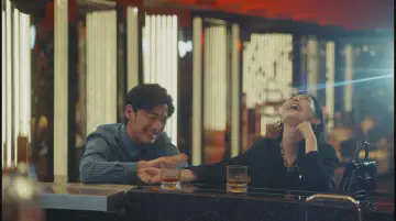 释怀地笑，一边拍拍陈欣如光洁的手腕