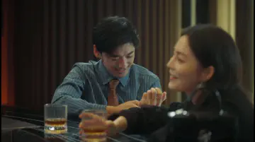 吴宇伦摸着自己的手