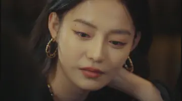 女主看向吴宇伦的手腕