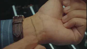 吴宇伦手腕上露出伤疤