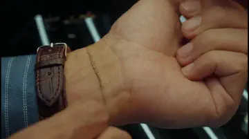 吴宇伦手腕上露出伤疤