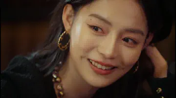 女主眼角划过一滴泪