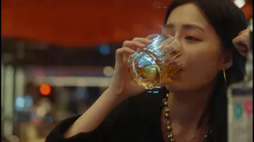 陈欣如含泪喝酒