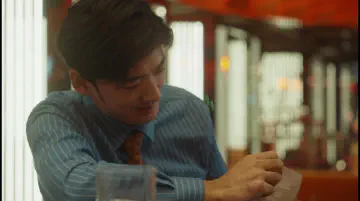 吴宇伦掏出一张卡片