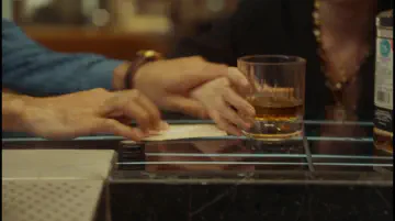 把卡片塞到女主手下