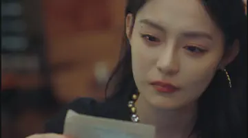 陈欣如看合照中十年前的自己和吴宇伦