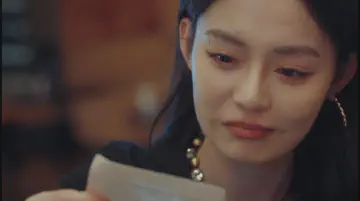 陈欣如表情悲伤