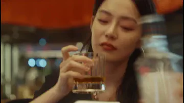 把酒瓶里的酒全都倒满